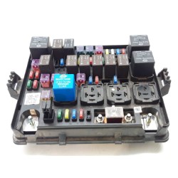 Recambio de caja reles / fusibles para ssangyong rexton w crystal 4x2 referencia OEM IAM 8231008E83 Y290K01 14A03N